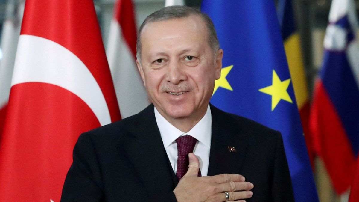 Erdogan první kolo prezidentských voleb vyhrál, ale druhému se zřejmě nevyhne